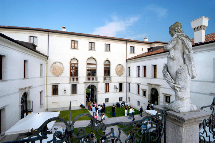 Cantine a Vino in Villa 2012