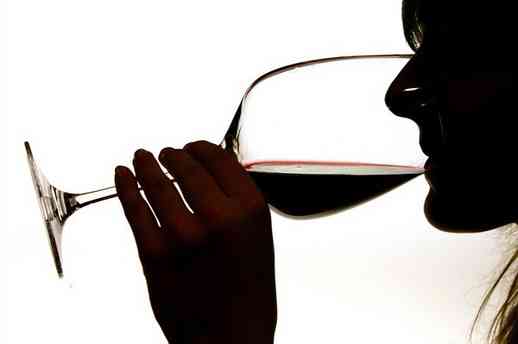 Consumo alcool è donna: sempre più il basso tenore alcolico