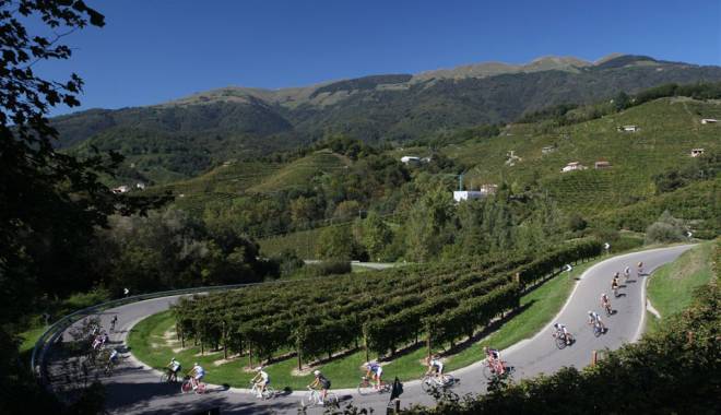 Prosecco Cycling a Valdobbiadene:... i sommelier Ais in piazza