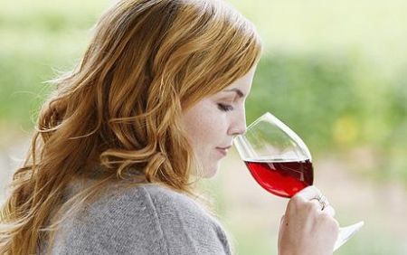 Cancro al seno: un po' di alcol aiuta contro la malattia