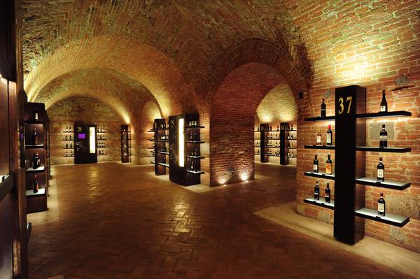 Enoteca italiana negli spazi sotterranei Fortezza a Siena