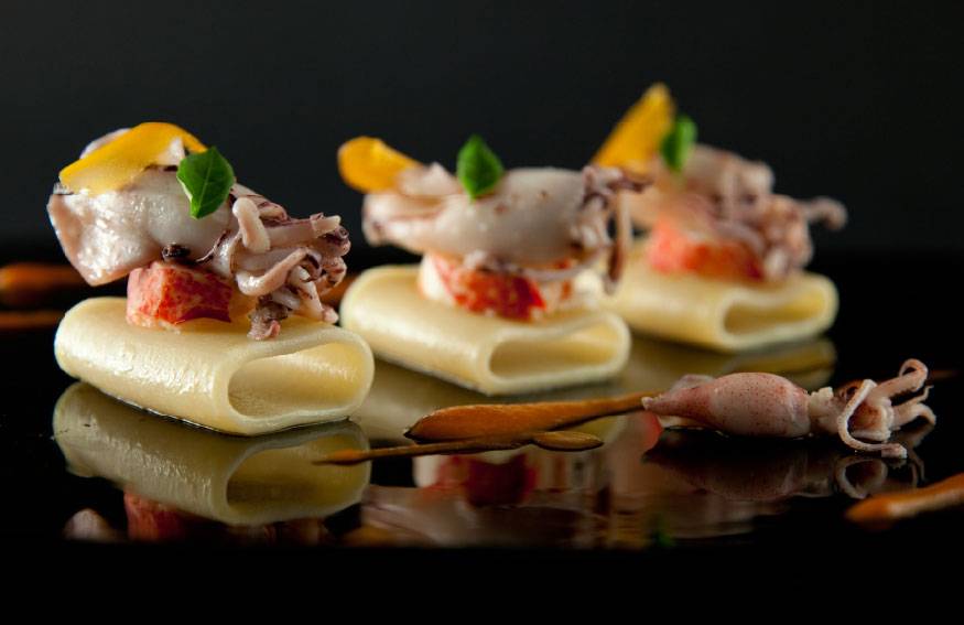 Paccheri di Gragnano con salsa al burro d'astice, calamaretti punta a spillo e maggiorana