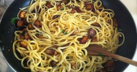 Spaghetti con melanzane saltate