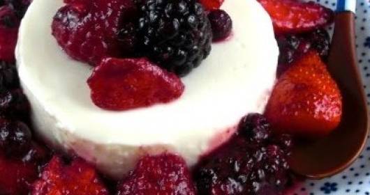 Bavarese allo yogurt in salsa di frutta