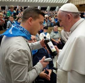 "Il vino dei detenuti" Papa Francesco lo assaggia e li incontra a Roma