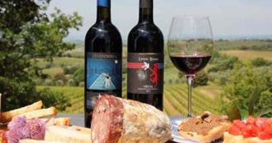 Racconti di vita contadina merenda tipica e calici di vino Orcia per Toscana arcobaleno d'estate