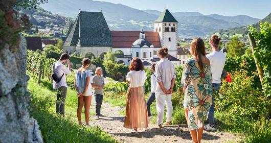 Abbazia di Novacella è pronta ad accogliere i turisti del vino, dell'arte e della cultura