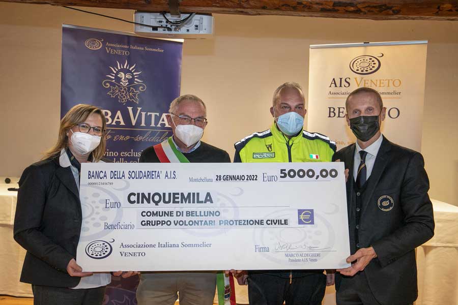 AIS Veneto: donati 5.000 euro grazie all'apribottiglie solidale Vaja