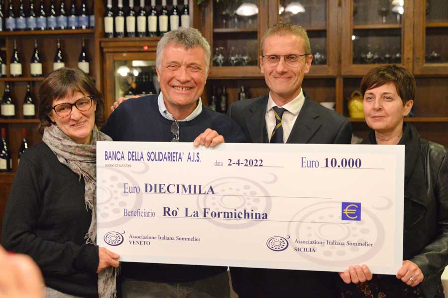 Alba Vitæ 2021: consegnato l'assegno da 10.000 euro alla cooperativa sociale Rò La Formichina