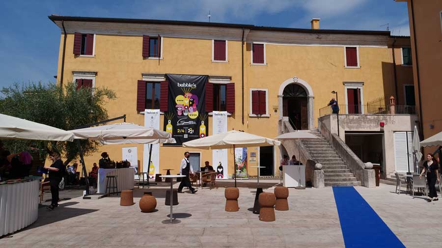 Diventa media partner di Spumantitalia, l’unico evento nazionale che parla di bollicine al mercato vitivinicolo con un approccio frizzante ed innovativo