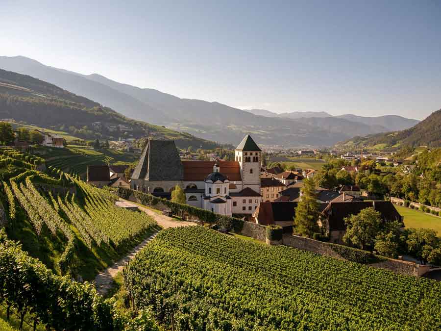 vini di Abbazia di Novacella protagonisti a Merano al banco di assaggio dedicato alla viticoltura nei luoghi di culto