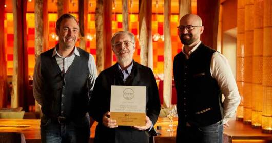 Consorzio Vini Alto Adige ha assegnato il premio 2022 per la cultura del vino in Alto Adige al giornalista Daniele Cernilli.