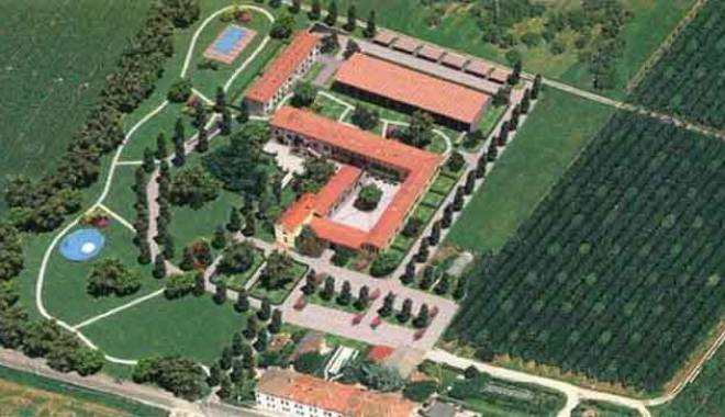 A due passi da Verona, azienda agricola di circa 33 ettari. In prossimità del lago di Garda.