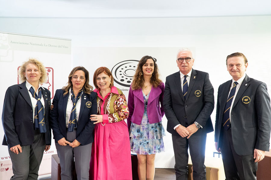 PRESENTATO A VINITALY IL PROGETTO «ESSENZE DI VITE»: AIS E LE DONNE DEL VINO FORMANO LE SOMMELIÈRES DEL FUTURO