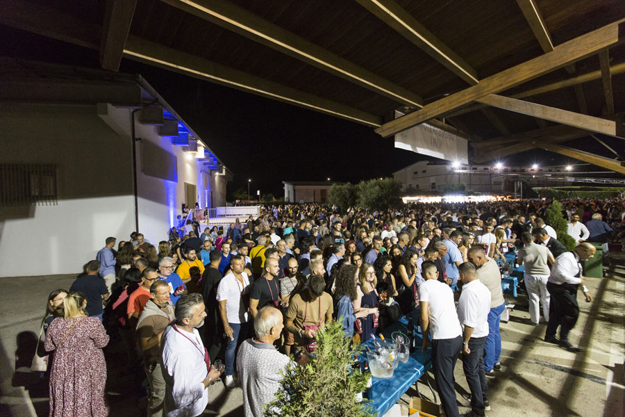 Musica, astronomia e calici di Aglianico del Vulture.