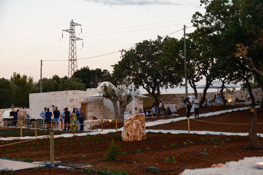 Amalberga apre la nuova sede a Ostuni: una cantina moderna e sotterranea in simbiosi con il paesaggio rurale