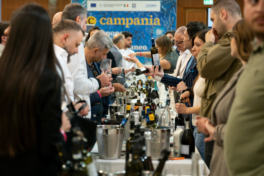 VitignoItalia: Napoli palcoscenico del vino con 12.000 visitatori, 250 cantine e oltre 2.000 etichette